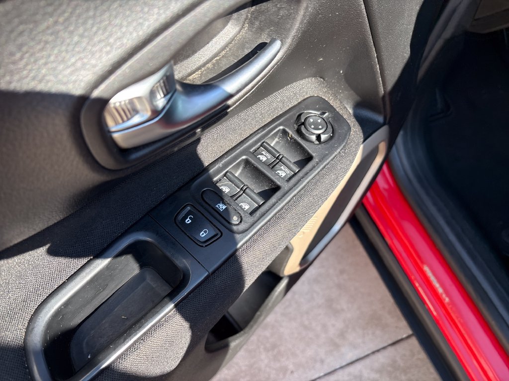 Used 2017 Jeep Renegade Latitude AWD/4WD image 11