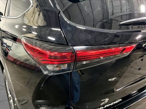 Used 2023 Toyota Highlander XLE AWD/4WD image 29