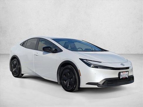 Used 2024 Toyota Prius LE image 3