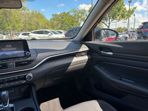 Used 2025 Nissan Altima 2.5 SV FWD image 35