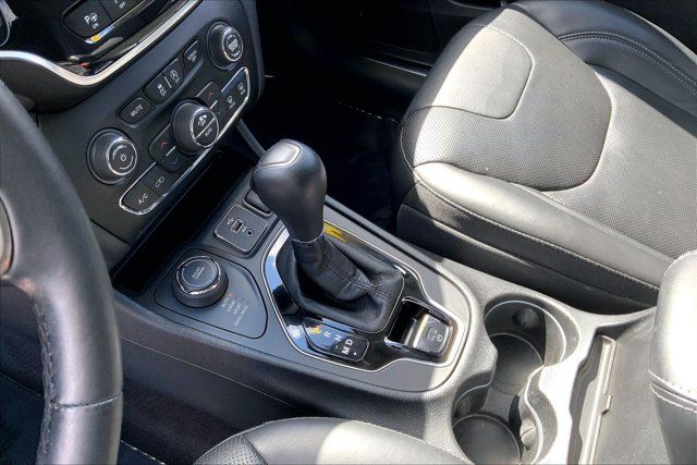 Used 2019 Jeep Cherokee Limited w/ Luxury Group AWD/4WD image 16