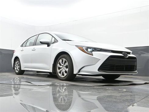 Used 2025 Toyota Corolla LE image 9