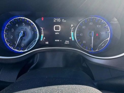 Used 2022 Chrysler Pacifica Touring-L FWD image 12