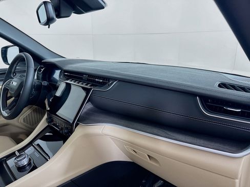 Used 2024 Jeep Grand Cherokee L Limited image 28