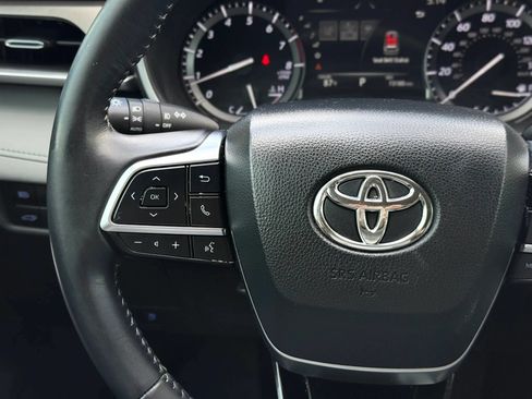 Used 2021 Toyota Highlander XLE AWD/4WD image 30
