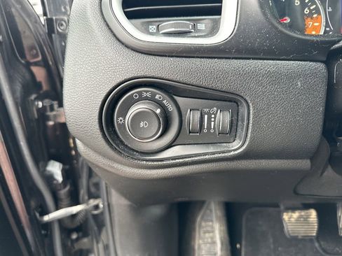 Used 2018 Jeep Renegade Latitude image 17