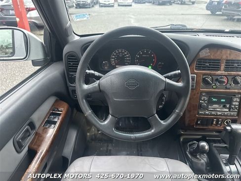 Used 1999 Nissan Pathfinder LE image 12