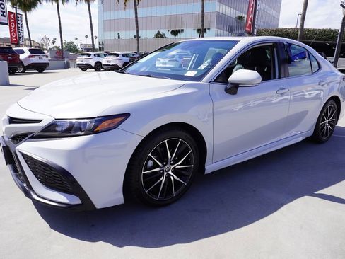 Used 2022 Toyota Camry SE w/ Audio Upgrade Package FWD image 4