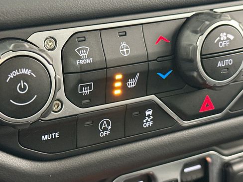 Used 2025 Jeep Gladiator Sport AWD/4WD image 19