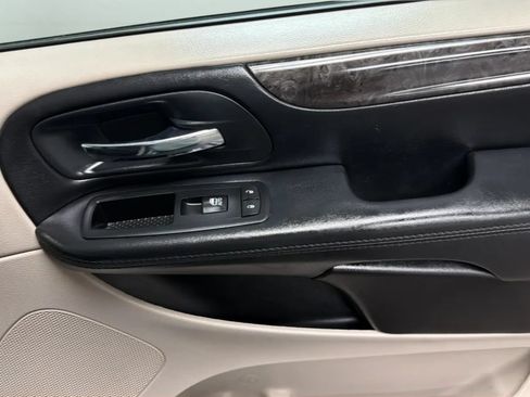 Used 2014 Dodge Grand Caravan SXT FWD image 16