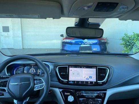 Used 2023 Chrysler Pacifica Touring-L image 36