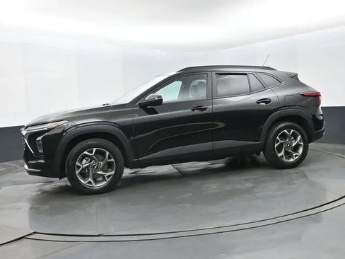 Used 2025 Chevrolet Trax LT w/ LT Convenience Package FWD image 5