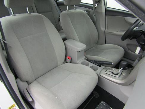 Used 2013 Toyota Corolla LE image 9