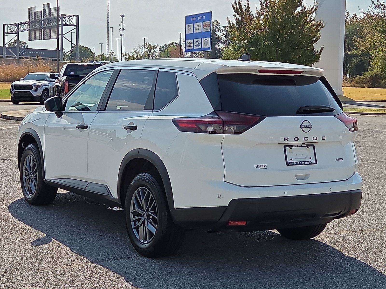 Used 2025 Nissan Rogue S AWD/4WD image 4