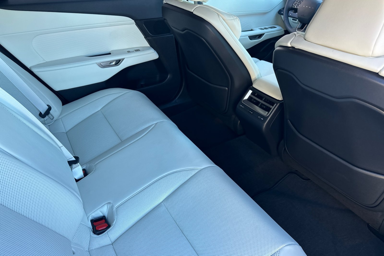 Used 2026 Lexus ES 350e w/ Convenience Package FWD image 30