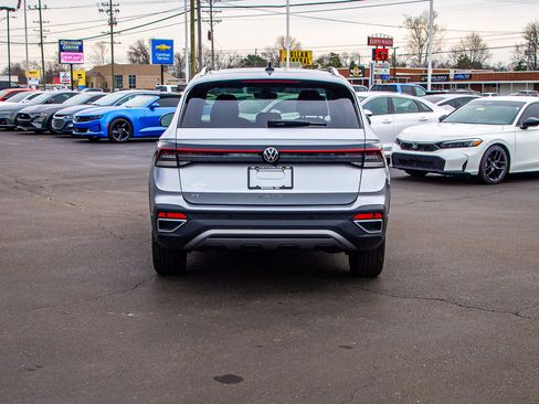Used 2025 Volkswagen Taos SE image 6