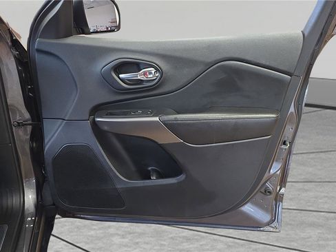 Used 2019 Jeep Cherokee Limited image 15