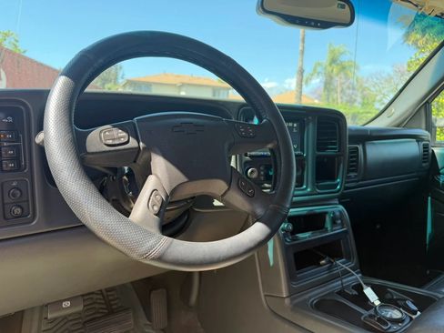 Used 2005 Chevrolet Silverado 2500 LT w/ Heavy-Duty Power Package AWD/4WD image 11