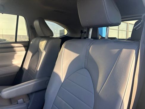 Used 2020 Toyota Highlander XLE AWD/4WD image 39