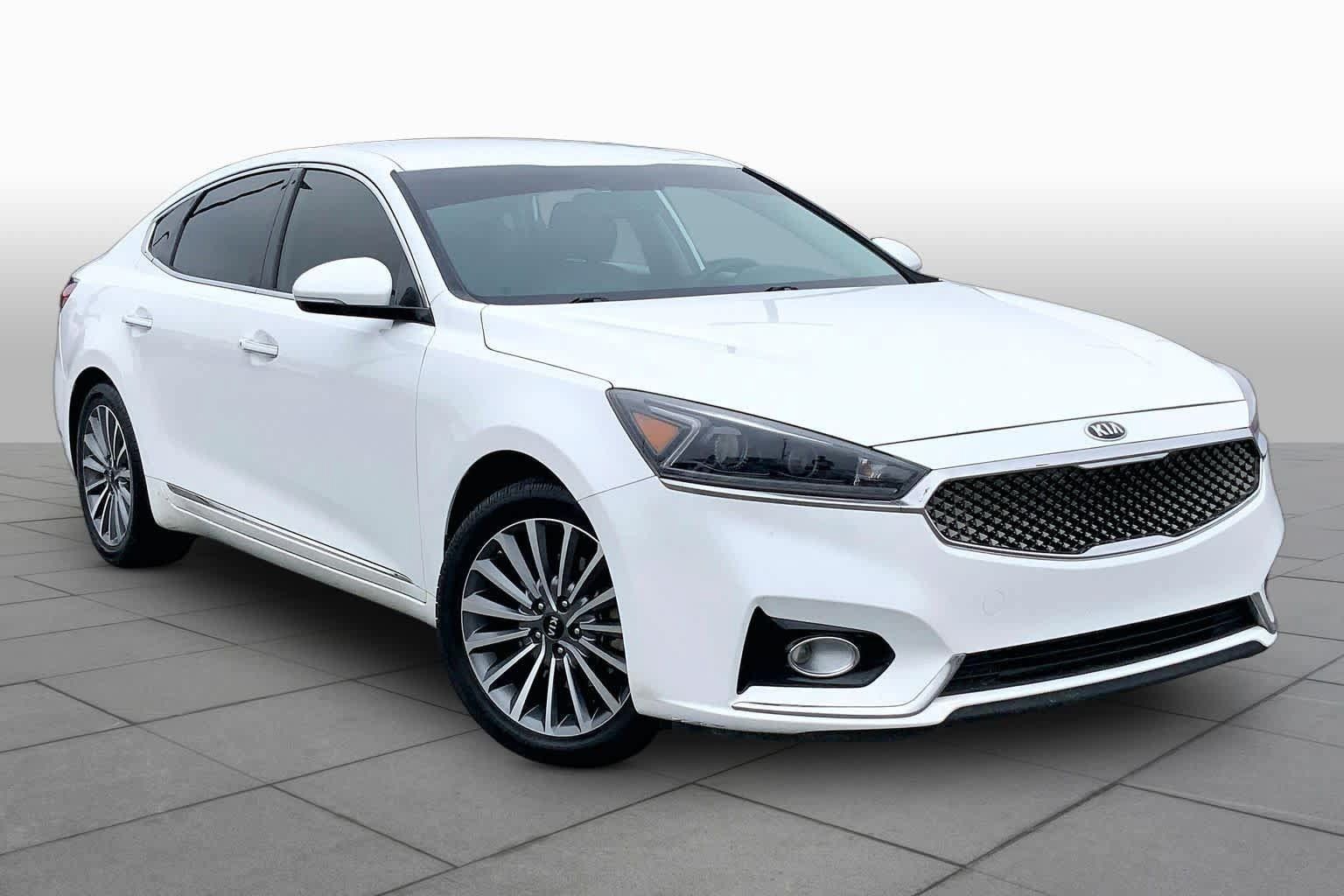 Used 2017 Kia Cadenza Premium w/ Luxury Package FWD image 3