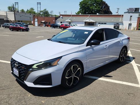 Used 2024 Nissan Altima 2.5 SR w/ SR Premium Package AWD/4WD image 3