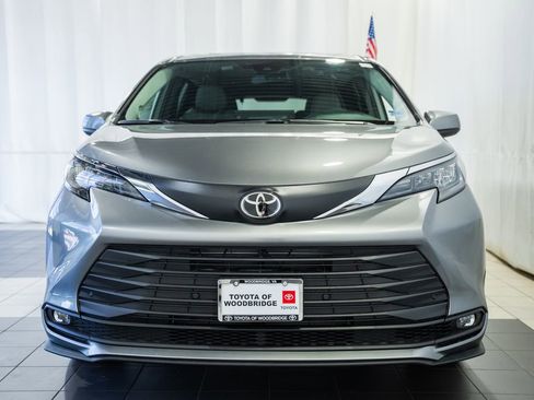 New 2026 Toyota Sienna XLE FWD image 2