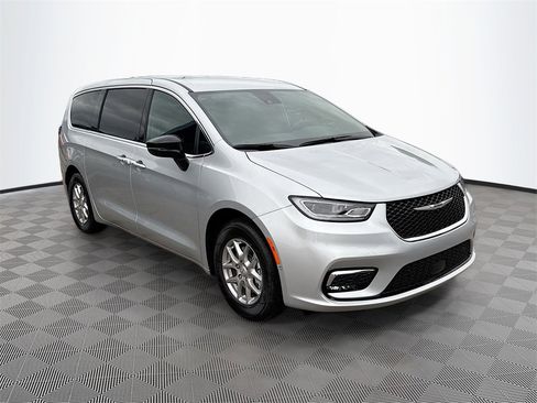 New 2026 Chrysler Pacifica Select image 3