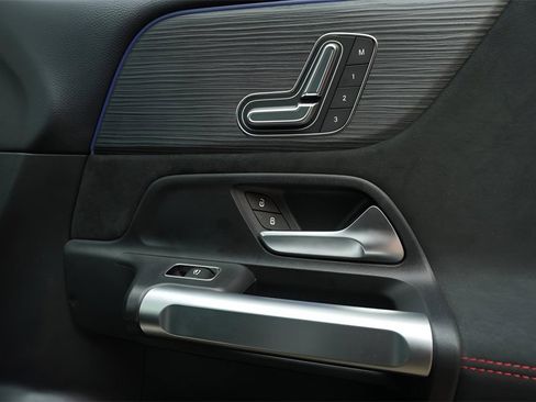 Used 2023 Mercedes-Benz GLB 250 image 39