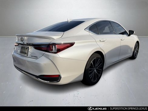 Certified 2025 Lexus ES 300h w/ Premium Package image 4