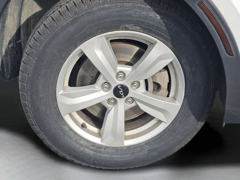 Used 2022 Kia Sorento LX AWD/4WD image 16