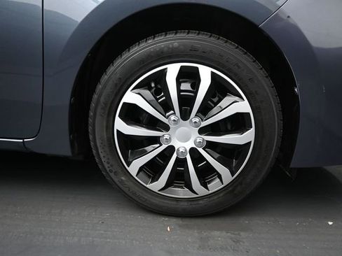 Used 2018 Toyota Corolla LE image 40