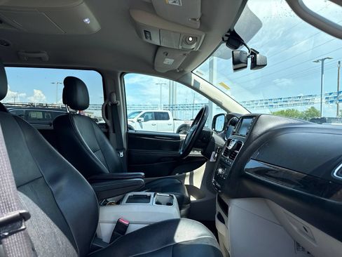 Used 2011 Chrysler Town & Country Touring-L w/ Driver Convenience Group FWD image 7