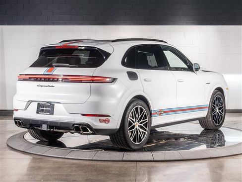 Used 2024 Porsche Cayenne Turbo image 9
