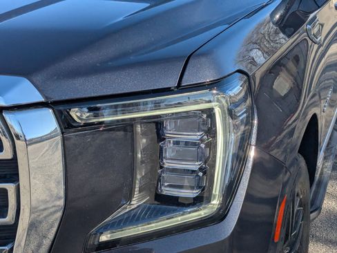Used 2023 GMC Yukon SLT w/ SLT Premium Package image 10