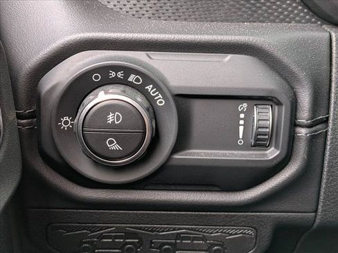 Used 2025 Jeep Gladiator Rubicon AWD/4WD image 17