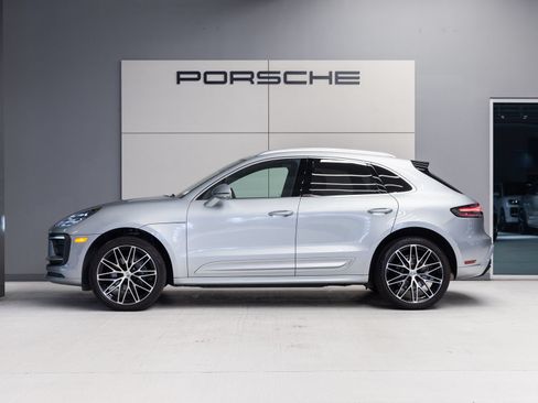 Certified 2024 Porsche Macan AWD/4WD image 2