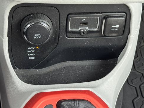 Used 2016 Jeep Renegade Latitude w/ Advanced Technology Group image 17