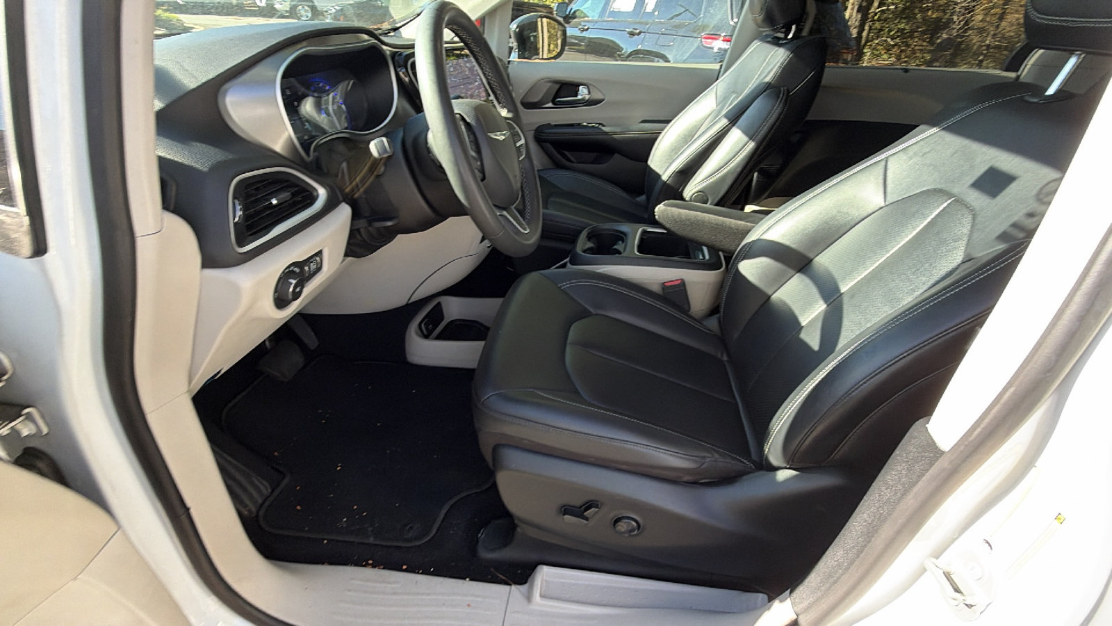 Used 2024 Chrysler Pacifica Touring-L FWD image 16