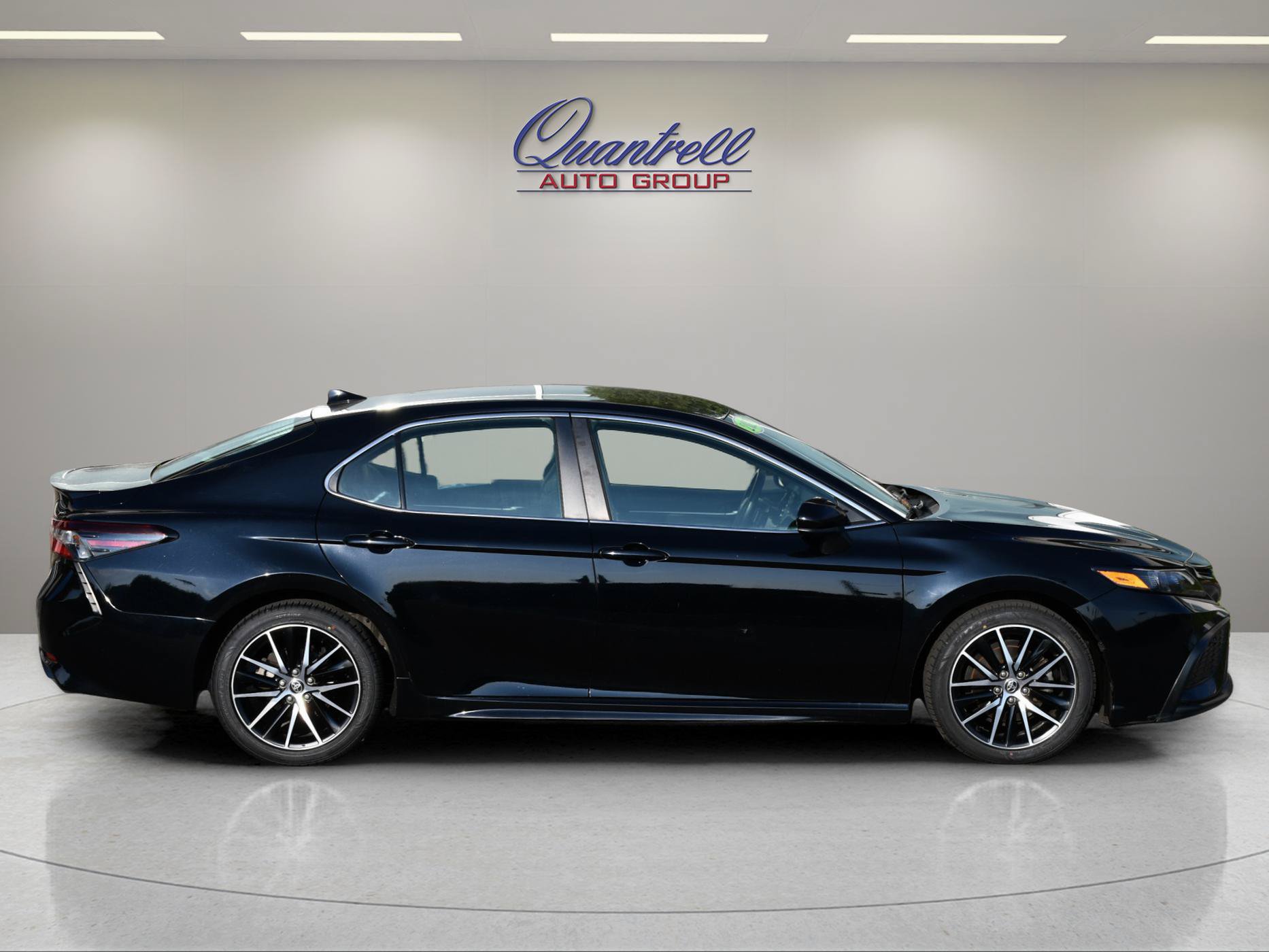 Used 2021 Toyota Camry SE FWD image 3