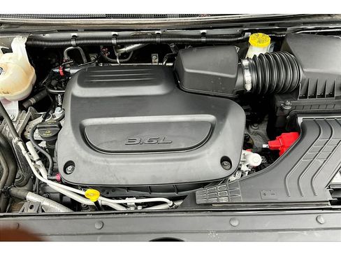 Certified 2024 Chrysler Pacifica Touring-L FWD image 12