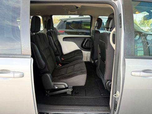 Used 2018 Dodge Grand Caravan SE w/ UConnect Hands-Free Group image 18
