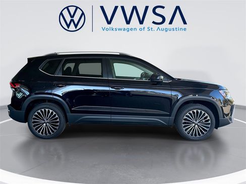 Certified 2025 Volkswagen Taos SE image 9