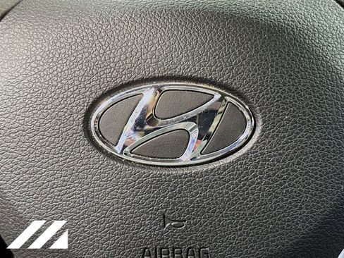 Used 2020 Hyundai Santa Fe SE image 32