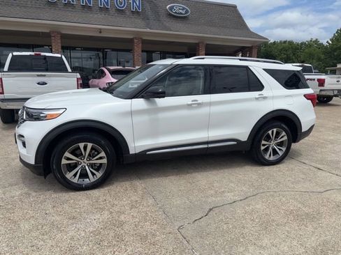 Certified 2020 Ford Explorer Platinum w/ Premium Technology Package AWD/4WD image 1