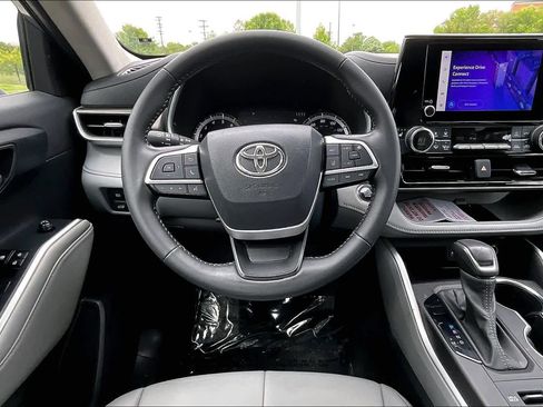 Used 2023 Toyota Highlander XLE AWD/4WD image 6