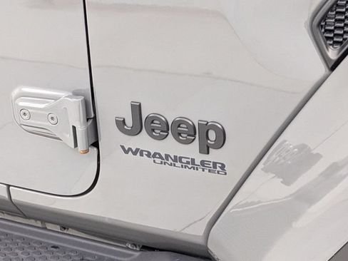 Used 2021 Jeep Wrangler Unlimited Sahara AWD/4WD image 40
