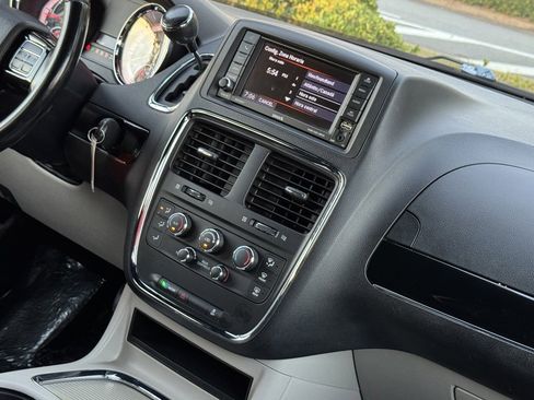 Used 2020 Dodge Grand Caravan SXT image 27