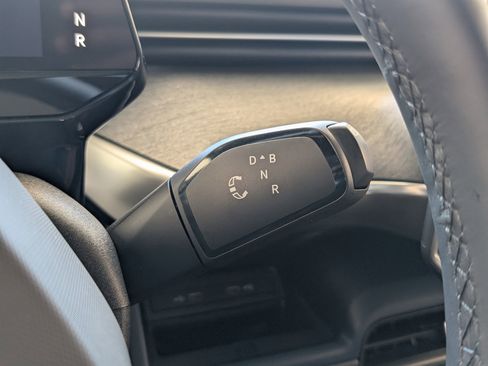 Used 2025 Volkswagen ID. Buzz Pro S Plus RWD image 36