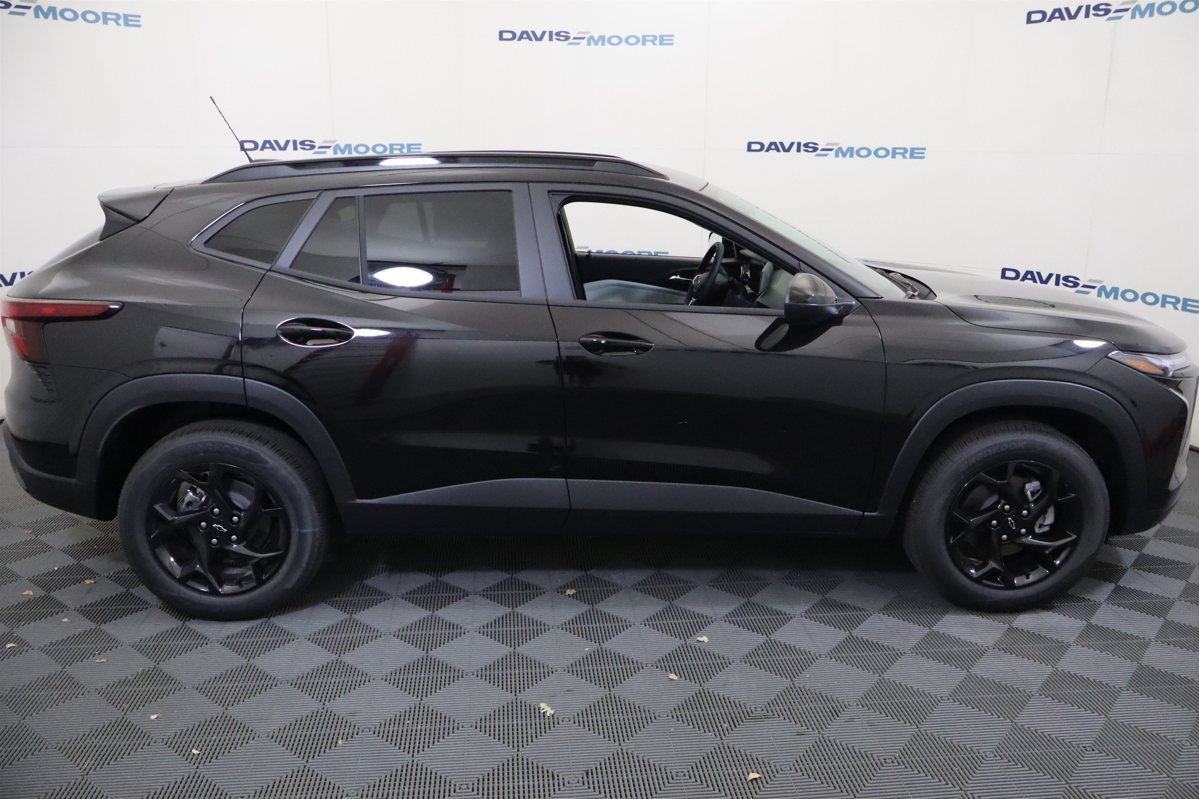 New 2026 Chevrolet Trax LT w/ Driver Confidence Package FWD image 5