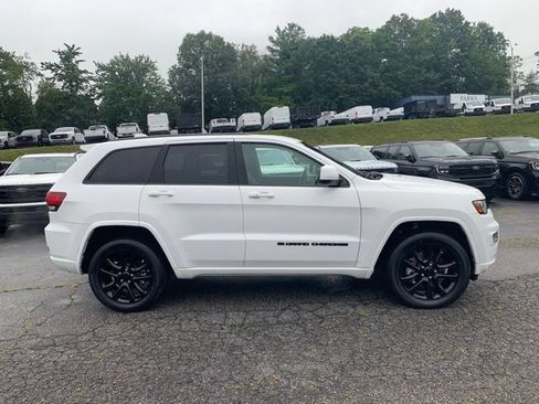 Used 2022 Jeep Grand Cherokee Laredo X AWD/4WD image 10